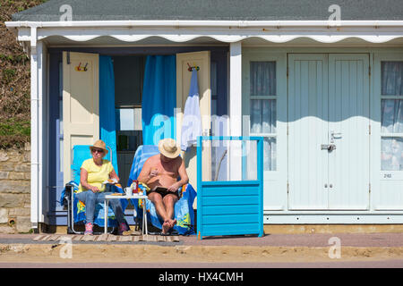 Bournemouth Dorset, Regno Unito. 25 Mar, 2017. Regno Unito: meteo bella calda giornata di sole come testa di visitatori al mare per rendere la maggior parte del sole a Bournemouth spiagge. Paio di rilassarsi e godersi il sole presso il beach hut Credito: Carolyn Jenkins/Alamy Live News Foto Stock