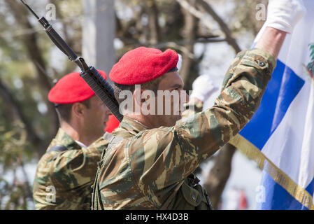 Salonicco, Grecia. 25 Mar, 2017. Soldati greci di un Airborne battaglione di fanteria dell'esercito ellenica, partecipare a una sfilata per commemorare il greco il giorno di indipendenza, presso la città greca di Salonicco. La festa nazionale del 25 marzo segna l inizio della rivoluzione greca torna nel 1821, che ha portato all'indipendenza contro i 400 anni di dominio ottomano. Credito: Giannis Papanikos/ZUMA filo/Alamy Live News Foto Stock