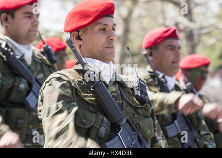 Salonicco, Grecia. 25 Mar, 2017. Soldati greci di un Airborne battaglione di fanteria dell'esercito ellenica, partecipare a una sfilata per commemorare il greco il giorno di indipendenza, presso la città greca di Salonicco. La festa nazionale del 25 marzo segna l inizio della rivoluzione greca torna nel 1821, che ha portato all'indipendenza contro i 400 anni di dominio ottomano. Credito: Giannis Papanikos/ZUMA filo/Alamy Live News Foto Stock