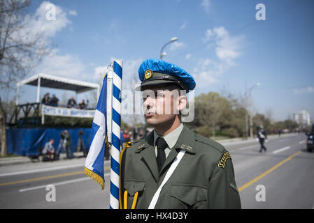 Salonicco, Grecia. 25 Mar, 2017. Un soldato greco partecipa in un corteo per commemorare il greco il giorno di indipendenza, presso la città greca di Salonicco. La festa nazionale del 25 marzo segna l inizio della rivoluzione greca torna nel 1821, che ha portato all'indipendenza contro i 400 anni di dominio ottomano. Credito: Giannis Papanikos/ZUMA filo/Alamy Live News Foto Stock