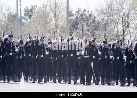 Salonicco, Grecia. 25 Mar, 2017. Esercito greco reclute, partecipare a una sfilata per commemorare il greco il giorno di indipendenza, presso la città greca di Salonicco. La festa nazionale del 25 marzo segna l inizio della rivoluzione greca torna nel 1821, che ha portato all'indipendenza contro i 400 anni di dominio ottomano. Credito: Giannis Papanikos/ZUMA filo/Alamy Live News Foto Stock