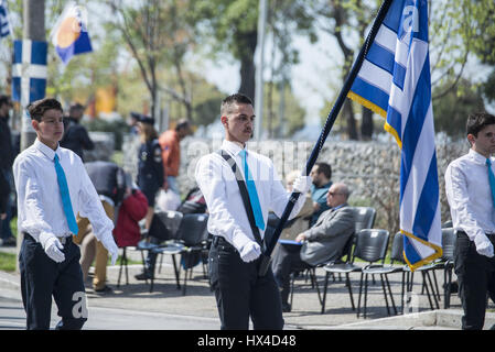 Salonicco, Grecia. 25 Mar, 2017. Studenti di greco di partecipare in un corteo per commemorare il greco il giorno di indipendenza, presso la città greca di Salonicco. La festa nazionale del 25 marzo segna l inizio della rivoluzione greca torna nel 1821, che ha portato all'indipendenza contro i 400 anni di dominio ottomano. Credito: Giannis Papanikos/ZUMA filo/Alamy Live News Foto Stock