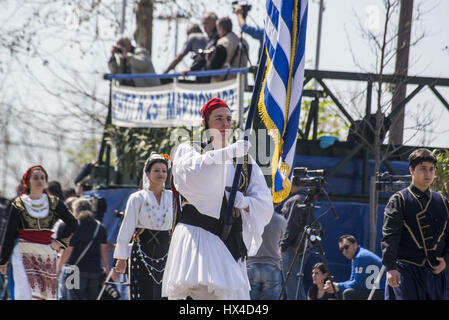 Salonicco, Grecia. 25 Mar, 2017. Persone vestite con abiti tradizionali, partecipare a una sfilata per commemorare il greco il giorno di indipendenza, presso la città greca di Salonicco. La festa nazionale del 25 marzo segna l inizio della rivoluzione greca torna nel 1821, che ha portato all'indipendenza contro i 400 anni di dominio ottomano. Credito: Giannis Papanikos/ZUMA filo/Alamy Live News Foto Stock