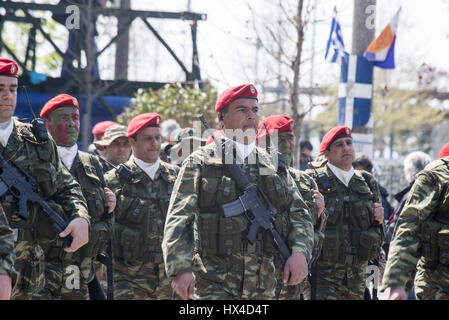 Salonicco, Grecia. 25 Mar, 2017. Soldati greci di un Airborne battaglione di fanteria dell'esercito ellenica, partecipare a una sfilata per commemorare il greco il giorno di indipendenza, presso la città greca di Salonicco. La festa nazionale del 25 marzo segna l inizio della rivoluzione greca torna nel 1821, che ha portato all'indipendenza contro i 400 anni di dominio ottomano. Credito: Giannis Papanikos/ZUMA filo/Alamy Live News Foto Stock