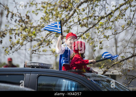 Salonicco, Grecia. 25 Mar, 2017. I bambini vestiti in abiti tradizionali di partecipare in un corteo per commemorare il greco il giorno di indipendenza, presso la città greca di Salonicco. La festa nazionale del 25 marzo segna l inizio della rivoluzione greca torna nel 1821, che ha portato all'indipendenza contro i 400 anni di dominio ottomano. Credito: Giannis Papanikos/ZUMA filo/Alamy Live News Foto Stock