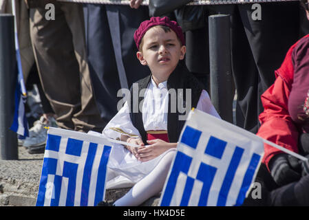 Salonicco, Grecia. 25 Mar, 2017. Un ragazzo vestito in abiti tradizionali, assiste la sfilata di un corteo per commemorare il greco il giorno di indipendenza, presso la città greca di Salonicco. La festa nazionale del 25 marzo segna l inizio della rivoluzione greca torna nel 1821, che ha portato all'indipendenza contro i 400 anni di dominio ottomano. Credito: Giannis Papanikos/ZUMA filo/Alamy Live News Foto Stock