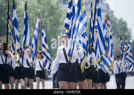 Salonicco, Grecia. 25 Mar, 2017. Studenti di greco di partecipare in un corteo per commemorare il greco il giorno di indipendenza, presso la città greca di Salonicco. La festa nazionale del 25 marzo segna l inizio della rivoluzione greca torna nel 1821, che ha portato all'indipendenza contro i 400 anni di dominio ottomano. Credito: Giannis Papanikos/ZUMA filo/Alamy Live News Foto Stock