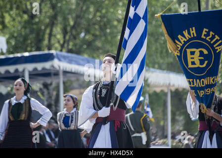 Salonicco, Grecia. 25 Mar, 2017. Persone vestite con abiti tradizionali, partecipare a una sfilata per commemorare il greco il giorno di indipendenza, presso la città greca di Salonicco. La festa nazionale del 25 marzo segna l inizio della rivoluzione greca torna nel 1821, che ha portato all'indipendenza contro i 400 anni di dominio ottomano. Credito: Giannis Papanikos/ZUMA filo/Alamy Live News Foto Stock