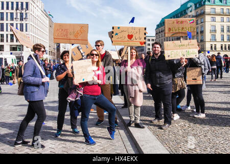 La Porta di Brandeburgo, Berlino, Germania, 25 marzo 2017. Il mese di marzo per l'Europa a Berlino. Le persone si sono riuniti presso la Porta di Brandeburgo per celebrare il sessantesimo anniversario della Unione Europea. Le chiamate sono state fatte per un'Europa unificata e i cittadini britannici hanno protestato contro la imminente Brexit. Eden Breitz/Live News Alamy Foto Stock
