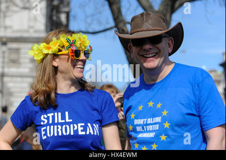 Londra, Regno Unito. Il 25 marzo 2017. Anti-Brexit dimostranti durante una marcia da Park Lane a Piazza del Parlamento. La manifestazione è organizzata da Unite per l'Europa ed è temporizzata in modo da coincidere con il governo britannico ha intenzione di attivare l'articolo 50 su 29 Marzo. Oggi il mese di marzo si svolge il sessantesimo anniversario della firma del Trattato di Roma che ha istituito la Comunità economica europea. Credito: Stephen Chung / Alamy Live News Foto Stock