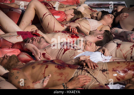 Londra, Regno Unito. 25 Mar, 2017. Gli attivisti Vegan protesta in Trafalgar square contro la pelliccia industria, Londra Credito: Alan D Ovest/Alamy Live News Foto Stock