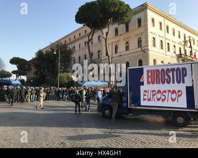 Roma, Italia, 25 marzo 2017 la gente a prendere parte a una manifestazione contro l'Unione europea (Euro) di arresto il 25 marzo 2017 a Roma. Capitale italiana ospita un vertice speciale del sessantesimo anniversario del bloc's trattati istitutivi. © Emanuele Dello Strologo/risveglio/ Alamy Live News Foto Stock