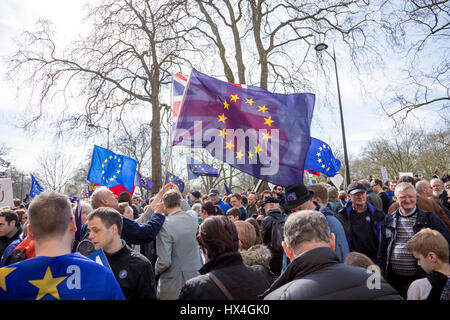 Londra, Regno Unito. 25 Mar, 2017. Unite per l'Europa marzo a Londra. Migliaia marzo dal parco verde a Piazza del Parlamento di opporsi Brexit Credito: Nathaniel Noir/Alamy Live News Foto Stock