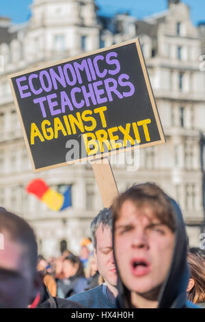 Londra, Regno Unito. 25 Mar, 2017. Gli insegnanti di economia contro Brexit - Unite per l'Europa marzo partecipazione di migliaia di persone durante il fine settimana prima di Theresa Maggio innesca l'articolo 50. Il mese di marzo è andato da Park Lane attraverso Whitehall e conclusi con i discorsi in piazza del Parlamento. Londra 25 Mar 2017 Credit: Guy Bell/Alamy Live News Foto Stock