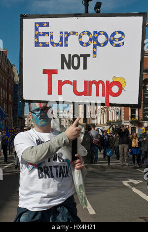 Londra, Regno Unito. 25 mar, 2017. anti-brexit/ marzo per l'Europa di dimostrazione di Londra. banner "l'Europa non trump' credit: Maggie sully/alamy live news Foto Stock