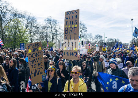 Londra, Regno Unito. 25 Mar, 2017. Persone che stanno marciando verso il basso le vie di londra durante il mese di marzo per l'Europa 2017 Credit: Radek Bayek/Alamy Live News Foto Stock