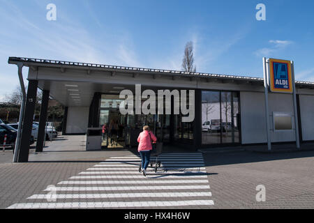 Un ramo di sconto catena di supermercati Aldi Sued in Muelheim an der Ruhr, Germania, 23 marzo 2017. Foto: Bernd Thissen/dpa Foto Stock