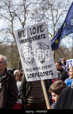 Londra, Regno Unito. 25 Mar, 2017. Unite per l'Europa marzo a Londra. Migliaia marzo dal parco verde a Piazza del Parlamento di opporsi Brexit Credito: Nathaniel Noir/Alamy Live News Foto Stock
