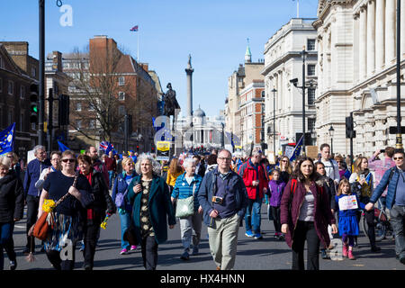 Londra, Regno Unito. 25 Mar, 2017. Unite per l'Europa marzo a Londra. Migliaia marzo dal parco verde a Piazza del Parlamento di opporsi Brexit Credito: Nathaniel Noir/Alamy Live News Foto Stock