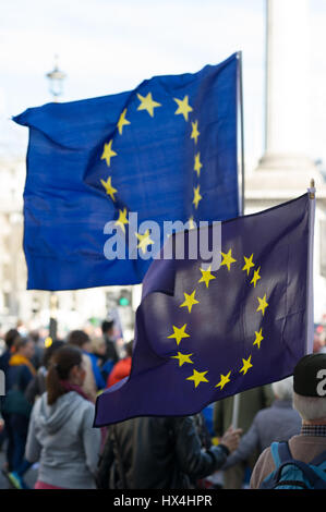 Londra, Inghilterra, Regno Unito. Xxv Marzo 2017.I sostenitori dell'UE hanno marciato attraverso Londra e riuniti a Westminster per protestare contro Brexit. Andrew Steven Graham/Alamy Live News Foto Stock