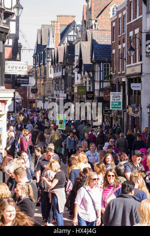 Chester, Cheshire, Regno Unito. 25 marzo, 2017. Sabato calda primavera marzo meteo porta la folla di acquirenti e visitatori su Eastgate Street nella città antica di Chester in Inghilterra dopo il freddo fosche previsioni degli ultimi mesi. Credito: David Pimborough/Alamy Live News. Foto Stock