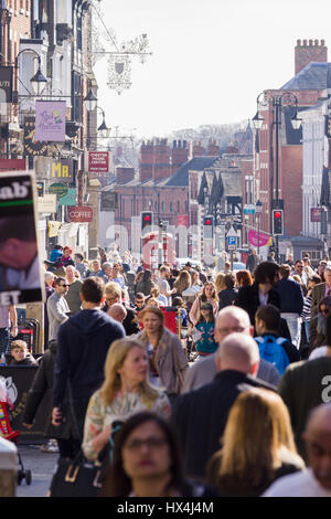 Chester, Cheshire, Regno Unito. 25 marzo, 2017. Sabato calda primavera marzo meteo porta la folla di acquirenti e visitatori sul Bridge Street nella città antica di Chester in Inghilterra dopo il freddo fosche previsioni degli ultimi mesi. Credito: David Pimborough/Alamy Live News. Foto Stock