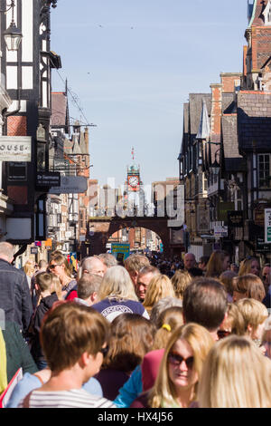 Chester, Cheshire, Regno Unito. 25 marzo, 2017. Sabato calda primavera marzo meteo porta la folla di acquirenti e visitatori su Eastgate Street nella città antica di Chester in Inghilterra dopo il freddo fosche previsioni degli ultimi mesi. Credito: David Pimborough/Alamy Live News. Foto Stock