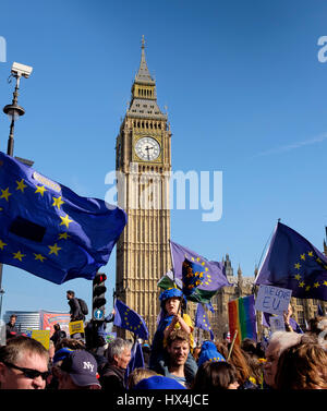 Londra, Regno Unito. 25 Mar, 2017. I manifestanti in Unite per l'Europa marzo dimostrano per le strade di Westminster a Londra. Una molteplicità di bandiere dell'UE sono battenti in piazza del Parlamento. Credito: Scott Hortop/Alamy Live News Foto Stock