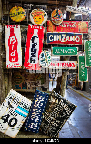 Placche Vintage presso il mercato di San Telmo. Buenos Aires, Argentina. Foto Stock