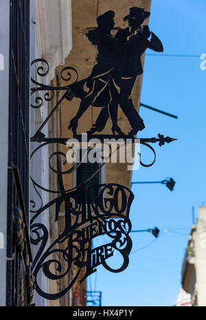 Dettaglio di un paio di ballare il tango su un cartello in San Telmo. Buenos Aires, Argentina. Foto Stock