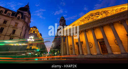 Un angolo della Plaza de Mayo, con la cattedrale in primo piano e nell'Obelisco in background. Buenos Aires, Argentina. Foto Stock