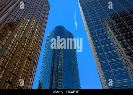 Un aereo tra i grattacieli. Retiro, Buenos Aires, Argentina. Foto Stock