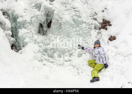 Ragazza da congelati Siklawica cascata sul flusso Strazyski in Strazyska Valley vicino a Zakopane, Polonia Foto Stock