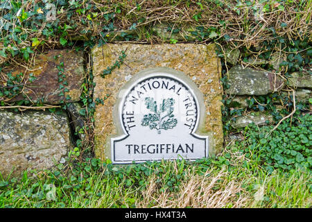 Un segno per la Tregiffian sepoltura camera,un neolitico o età del Bronzo recente tomba chambered. Vicino a Lamorna West Cornwall, England, Regno Unito Foto Stock