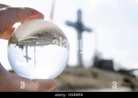 Millennium croce sul Vodno attraverso la sfera di cristallo Foto Stock