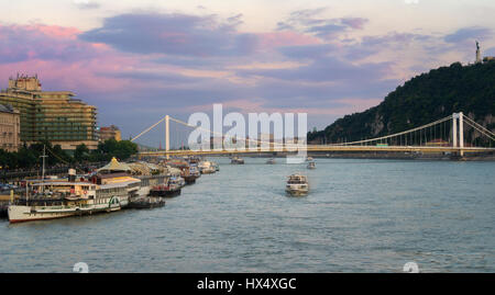 Bellissimo il ponte Elisabetta visto dal Castello di Buda Foto Stock