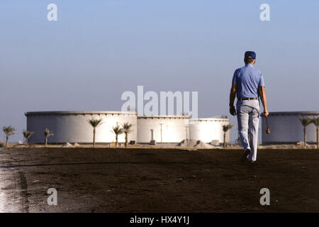 Gli espatriati golf da serbatoi dell'olio nel serbatoio farm presso la più grande raffineria di petrolio nel mondo, situato a Ras Tanura, sulla costa orientale dell'Arabia Saudita. Foto Stock