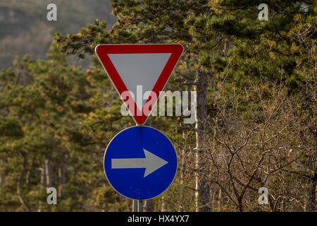 Cartello stradale dare strada e svoltare a destra Foto Stock