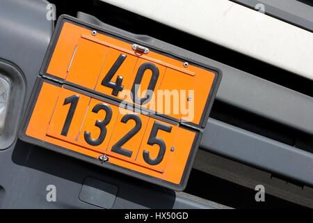 Di colore arancione con piastra di pericolo e di numero di identificazione 40 e le Nazioni Unite-numero 1325 (solidi infiammabili organiche, n.a.s.) Foto Stock
