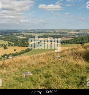 Guardando ad est oltre il South Downs National Park da Chanctonbury Ring nel West Sussex, in Inghilterra, Regno Unito. Foto Stock