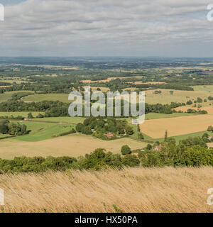 Guardando ad est oltre il South Downs National Park da Chanctonbury Ring nel West Sussex, in Inghilterra, Regno Unito. Foto Stock