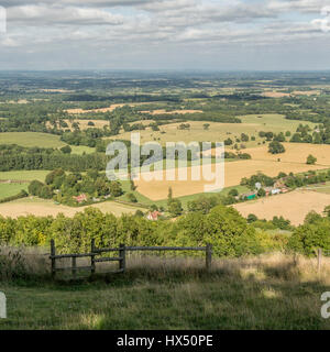 Guardando ad est oltre il South Downs National Park da Chanctonbury Ring nel West Sussex, in Inghilterra, Regno Unito. Foto Stock