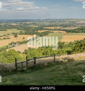 Guardando ad est oltre il South Downs National Park da Chanctonbury Ring nel West Sussex, in Inghilterra, Regno Unito. Foto Stock