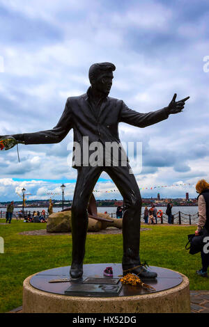 Statua della cantante pop Billy Fury l'Albert Dock è uno di Liverpool le più importanti attrazioni turistiche e parte della città patrimonio mondiale UNESCO Foto Stock