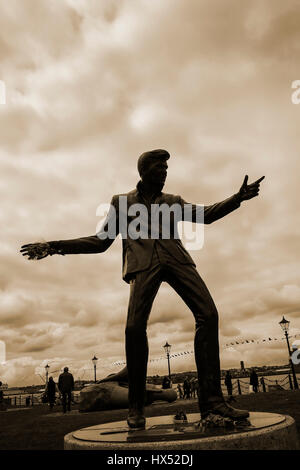 Statua della cantante pop Billy Fury l'Albert Dock è uno di Liverpool le più importanti attrazioni turistiche e parte della città patrimonio mondiale UNESCO Foto Stock