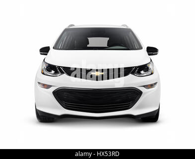 Licenza disponibile su MaximImages.com - White 2017 Chevrolet Bolt EV vista anteriore auto elettrica isolata su sfondo bianco con percorso di ritaglio Foto Stock