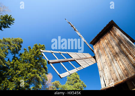 Vecchio mulino a vento in legno,Seurasaari,Helsinki, Finlandia Foto Stock