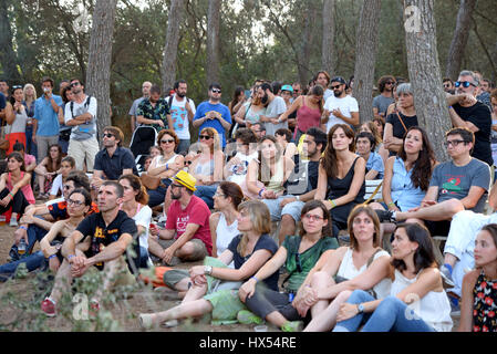 Barcellona - Lug 3: Persone dal pubblico di guardare un concerto presso la Vida Festival il 3 luglio 2015 a Barcellona, Spagna. Foto Stock