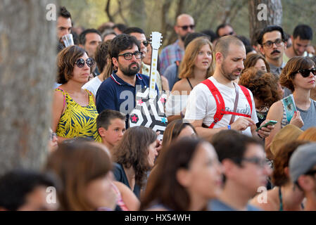 Barcellona - Lug 3: Persone dal pubblico di guardare un concerto presso la Vida Festival il 3 luglio 2015 a Barcellona, Spagna. Foto Stock