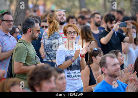 Barcellona - Lug 3: Persone dal pubblico di guardare un concerto presso la Vida Festival il 3 luglio 2015 a Barcellona, Spagna. Foto Stock